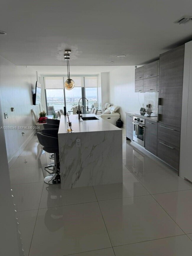 Foto del edificio - 650 NE 32nd St