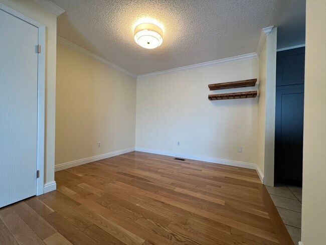 Building Photo - Light drenched 2 bed/2 bath Gunbarrel Cond...