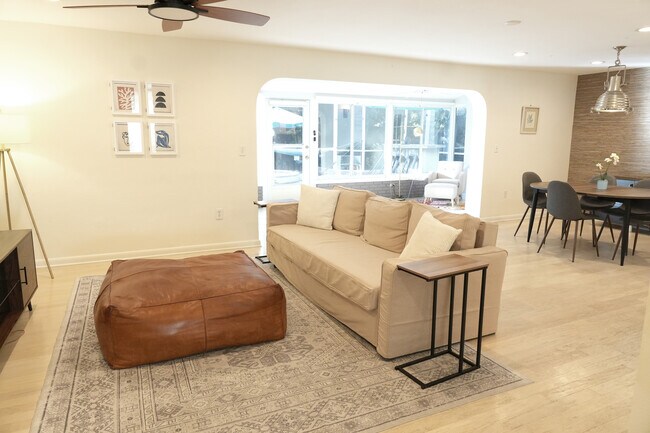 Building Photo - 2412 Clematis St