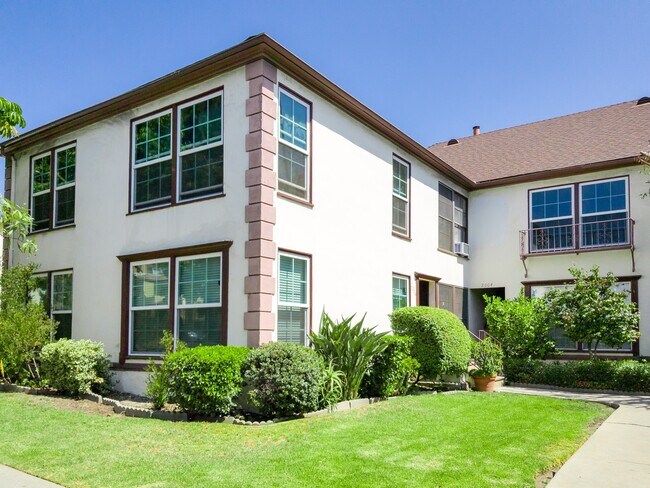 Foto del edificio - Beautifully Remodeled Studio in the Heart of Los Feliz |Hardwood Floors | Granite Kitchen | On-Si...
