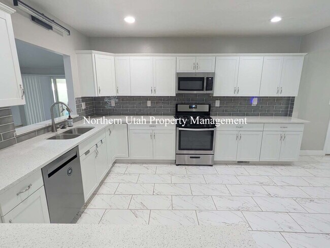 Building Photo - 4 Bed, 3.5 Bath - Amazing Location