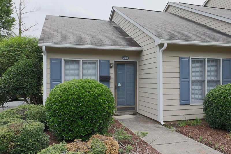 Primary Photo - Coming Soon! Cozy 1 Bed / 1 Bath End Unit ...