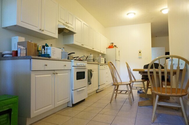 Building Photo - SEPT 2b1b at Packard's Corner! Deck and DI...