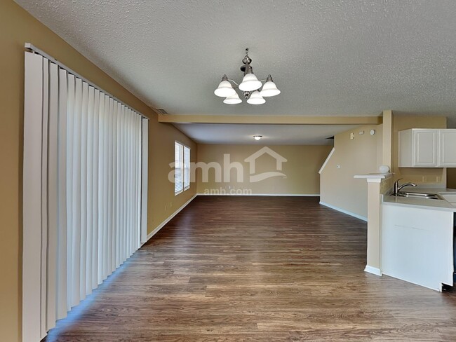 Foto del edificio - 8399 S Rising Sun Dr