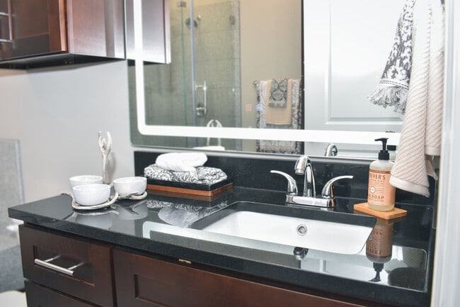 Building Photo - Fountaine Bleau Central Landing