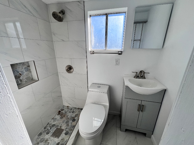 Photo - 1318 W Monroe St Apartment