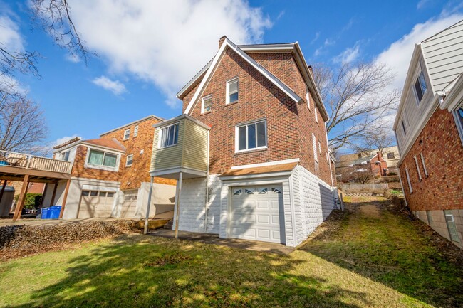 Foto del edificio - Beautiful 3 Bedroom House in Carrick Available May 1!