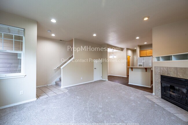 Foto del edificio - Wonderful Three Bedroom End-Unit Townhome ...