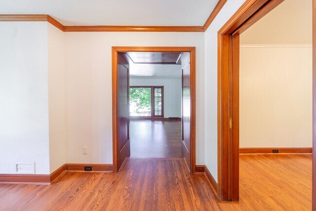 Foto del edificio - Luxurious Portland Heights home tucked away on a private street on nearly half an acre.