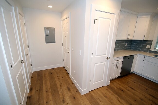 Building Photo - FULLY RENOVATED 2 BED, 2 BATH FACTORIA CON...