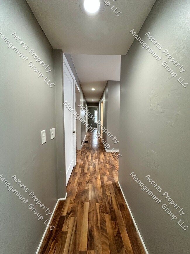 Building Photo - Three Bedroom Home Between GVSU and Standale