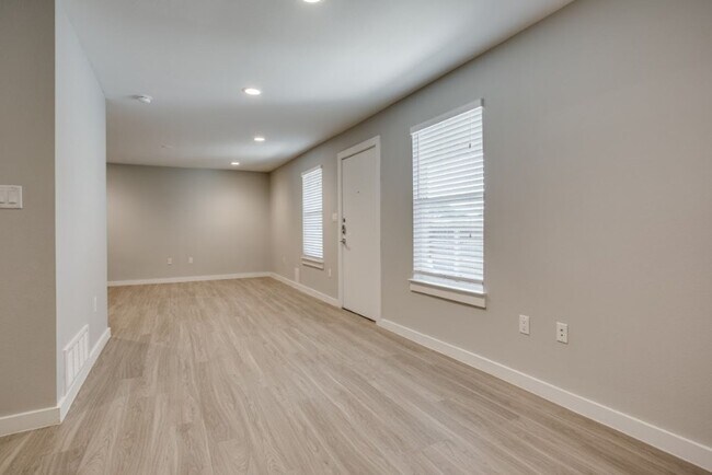Building Photo - $1699 TownHouse | 8 Weeks free on a 18 month Lease