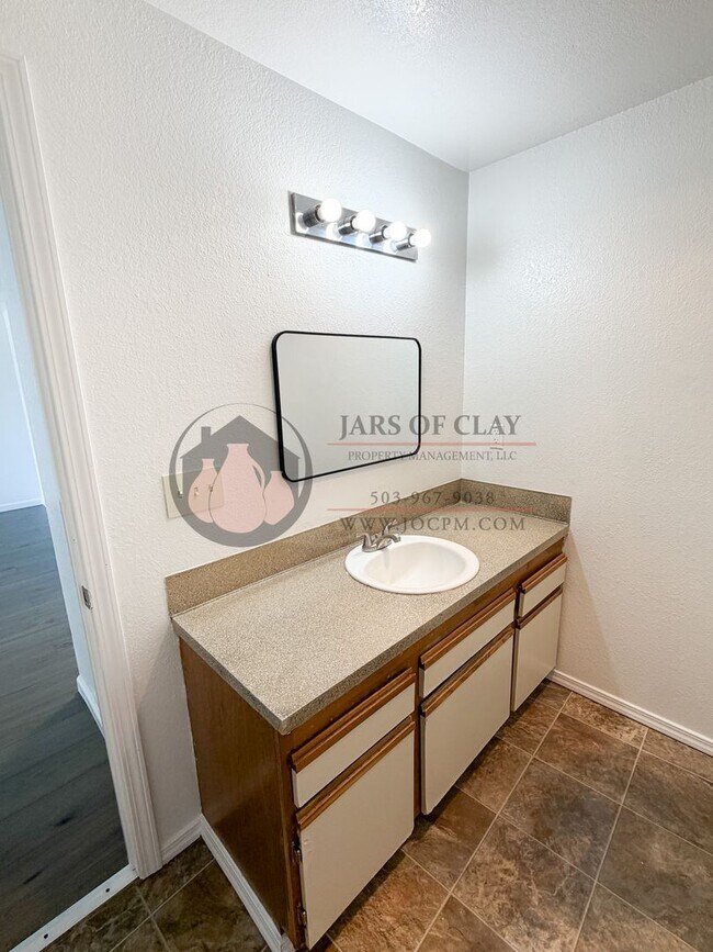 Building Photo - Ground Floor 2 Bedroom with Washer/Dryer Hook-ups!