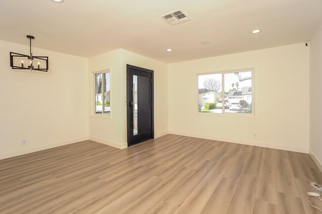 Foto del edificio - 5826 Jamieson Ave