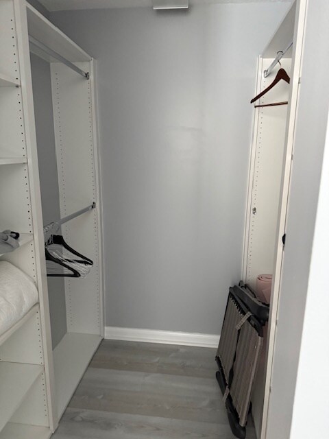 Walk-in closet - 4929 Kingston Way