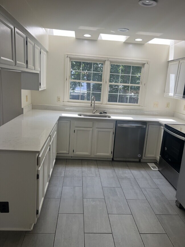 Building Photo - Spacious Colonial Home for Rent in Chancel...