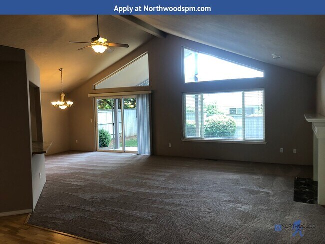 Foto del edificio - Very Nice 3 Bedroom 2 Bathroom Home-Locate...