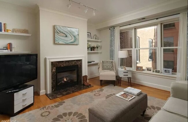 Foto del edificio - Amazing 2 BR/2 BA Condo in Columbia Heights!