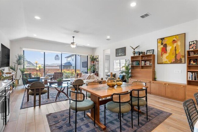 Foto del edificio - 7905 Catbird Ln