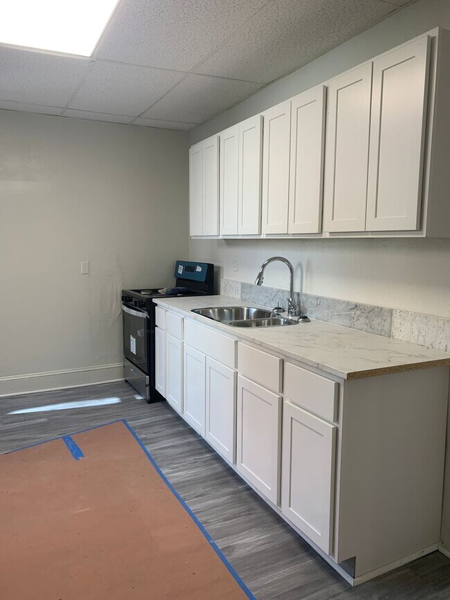 Building Photo - Spacious and Beautifully Renovated 5 Bedro...