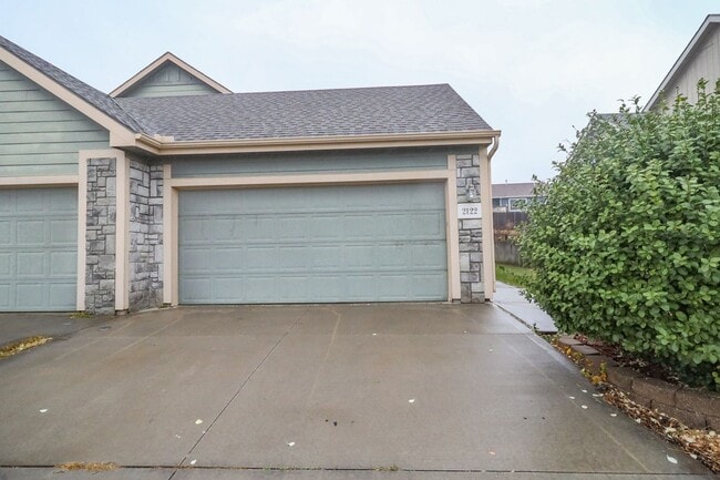 Building Photo - Spacious Town House for Rent