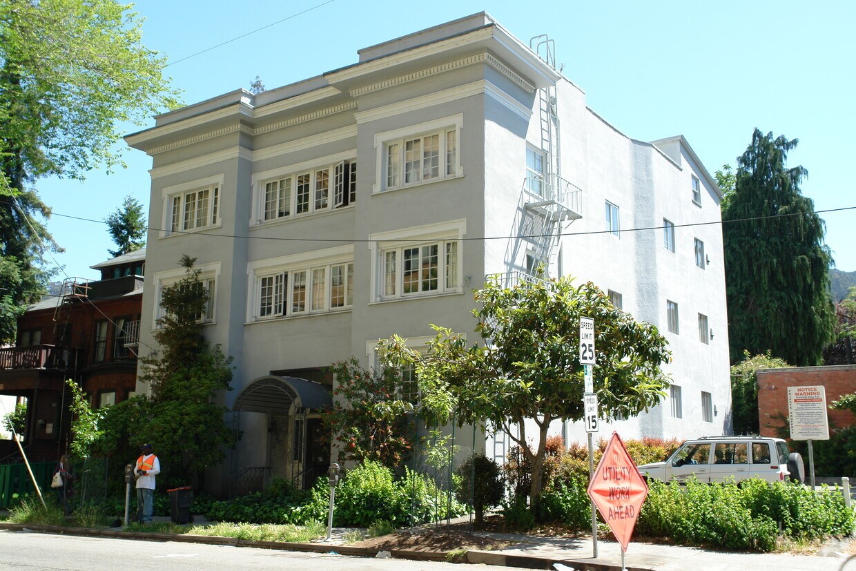 Foto principal - 2435 College Ave