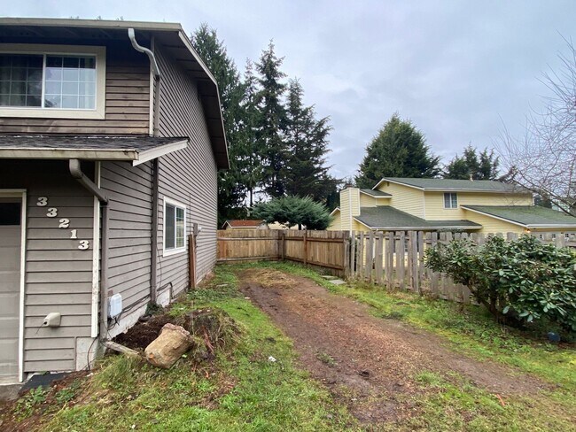 Building Photo - Beautiful & Spacious 3 bedroom 2.5 bathroo...