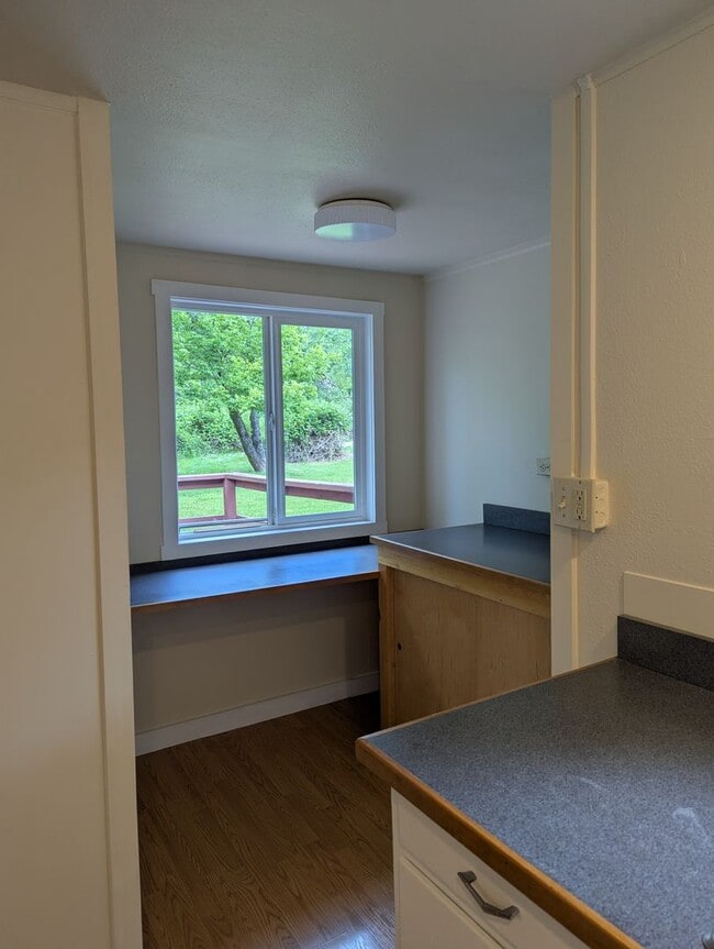 Building Photo - Cute 1 bedroom