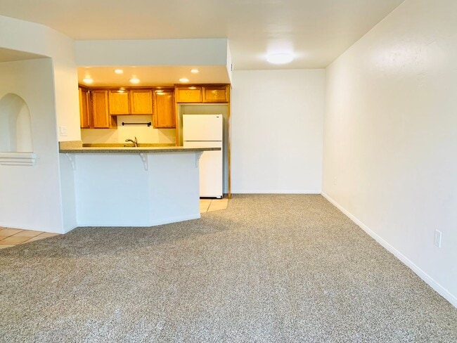 Building Photo - Coastal 2BD/1BA Condo Available in Point L...