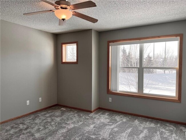 Building Photo - Blaine Townhome