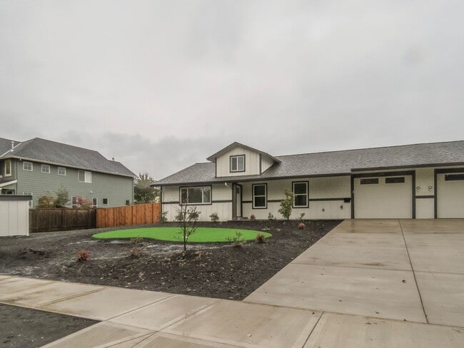 Building Photo - Crater Lane Duplex