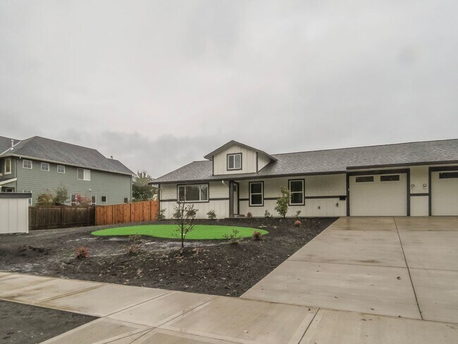 Foto del edificio - Newberg- 3 bedroom Duplex Available Soon - Schedule tour now !