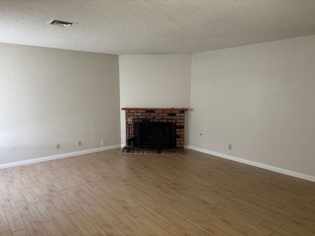 Building Photo - Charming single-story 3 Bed 2 Bath Green V...