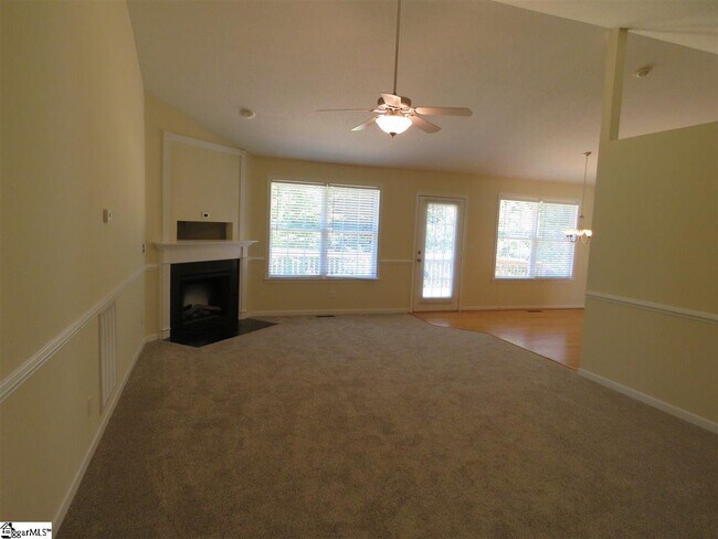 Foto del edificio - 22 Cunningham Cir