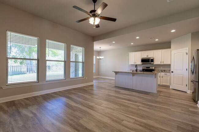 Building Photo - 3 Bedrooms / 2 Bathrooms in Silverhill! Mid-August