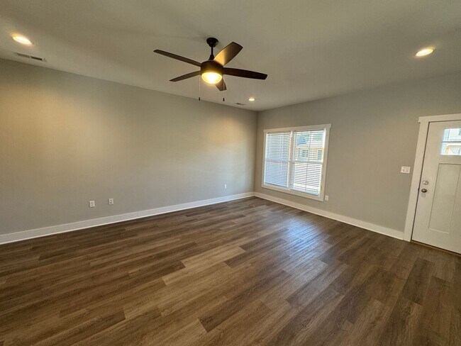 Foto del edificio - 1st Months Rent Free - Sunburst Villa Luxury Townhouse