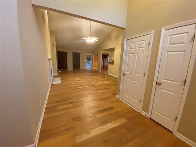 Foto del edificio - 715 Shannon Rd SE