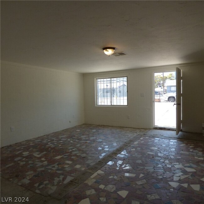 Building Photo - 212 W Chicago Ave