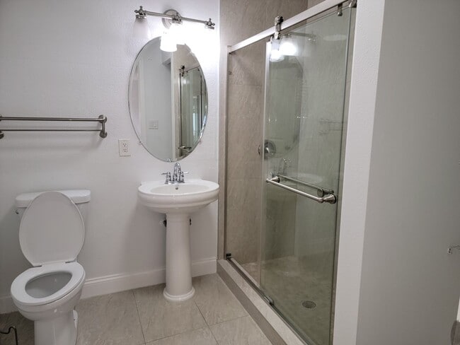 Building Photo - Efficiency, all utilities included kitchen.