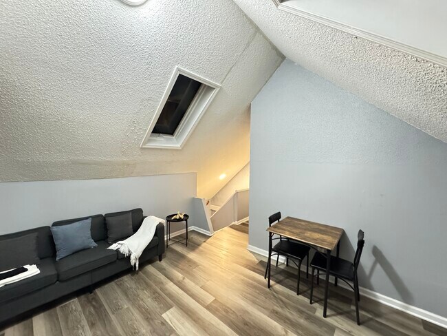 Foto del edificio - 23 Pond Lily Ave