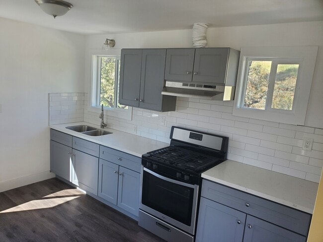Kitchen - 21779 Temescal Canyon Rd