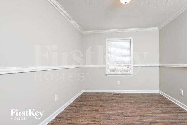 Building Photo - 2215 Williamsburg Dr