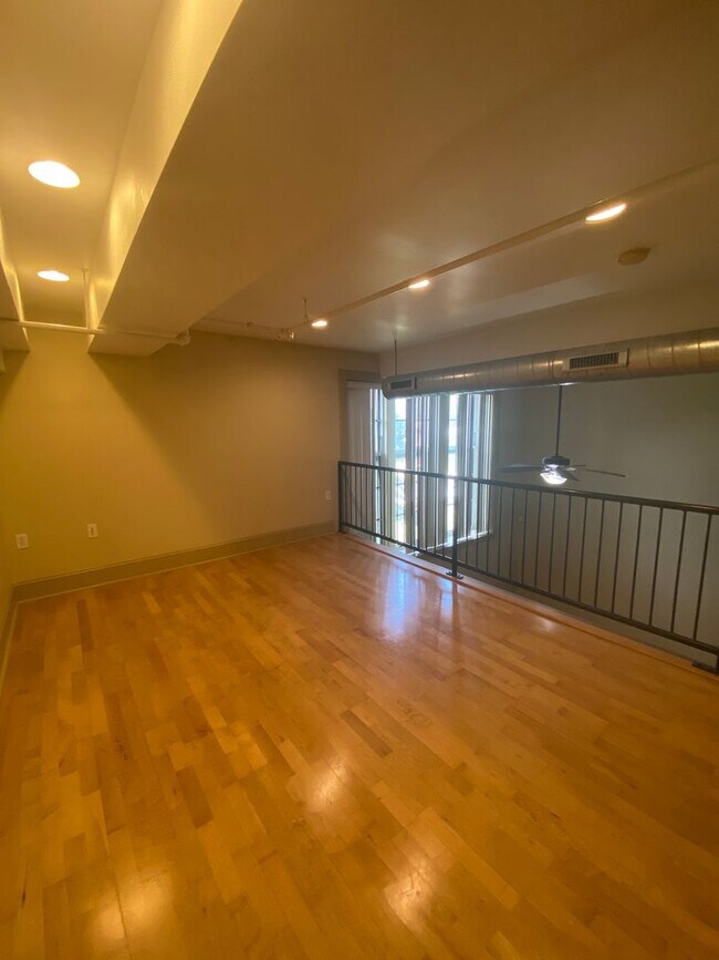 Building Photo - Beautiful 1 Bedroom Loft Apartment with Bo...