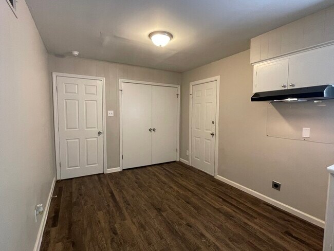 Building Photo - 7015 Eddy Ln