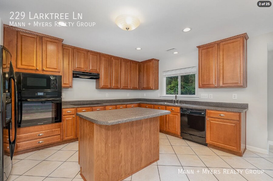 Foto del edificio - 229 Larktree Ln