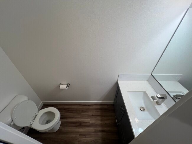 medio baño en el primer piso - 6175 Blue River Dr SE