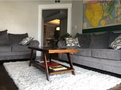 Sala de estar mirando hacia adentro - 1671 Franklin Ave