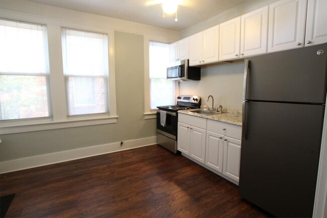 Building Photo - 15 E Victory Dr