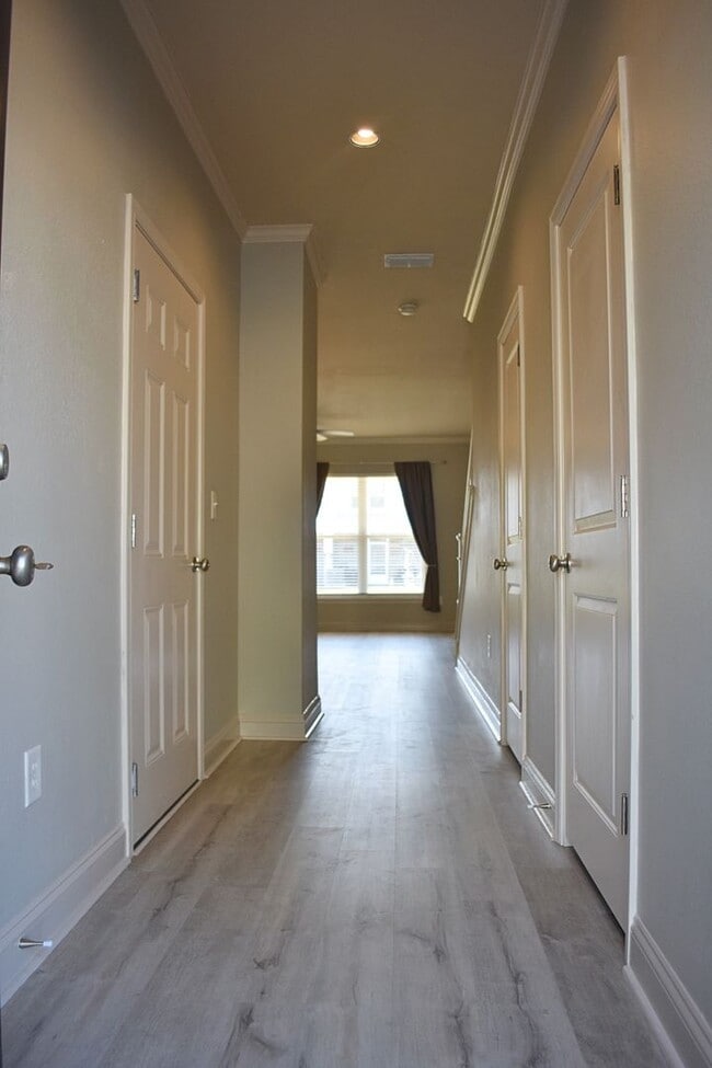 Building Photo - Freshly updated 3 Bedroom 2.5 Bath Townhouse 1 Car Garage available 3/1