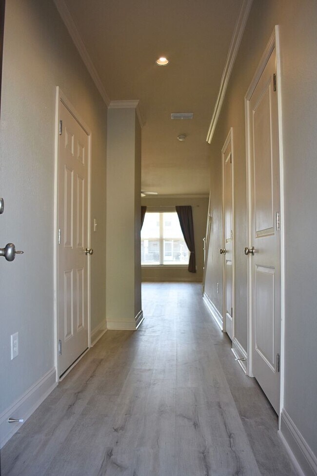 Foto del edificio - Freshly updated 3 Bedroom 2.5 Bath Townhouse 1 Car Garage available 3/1